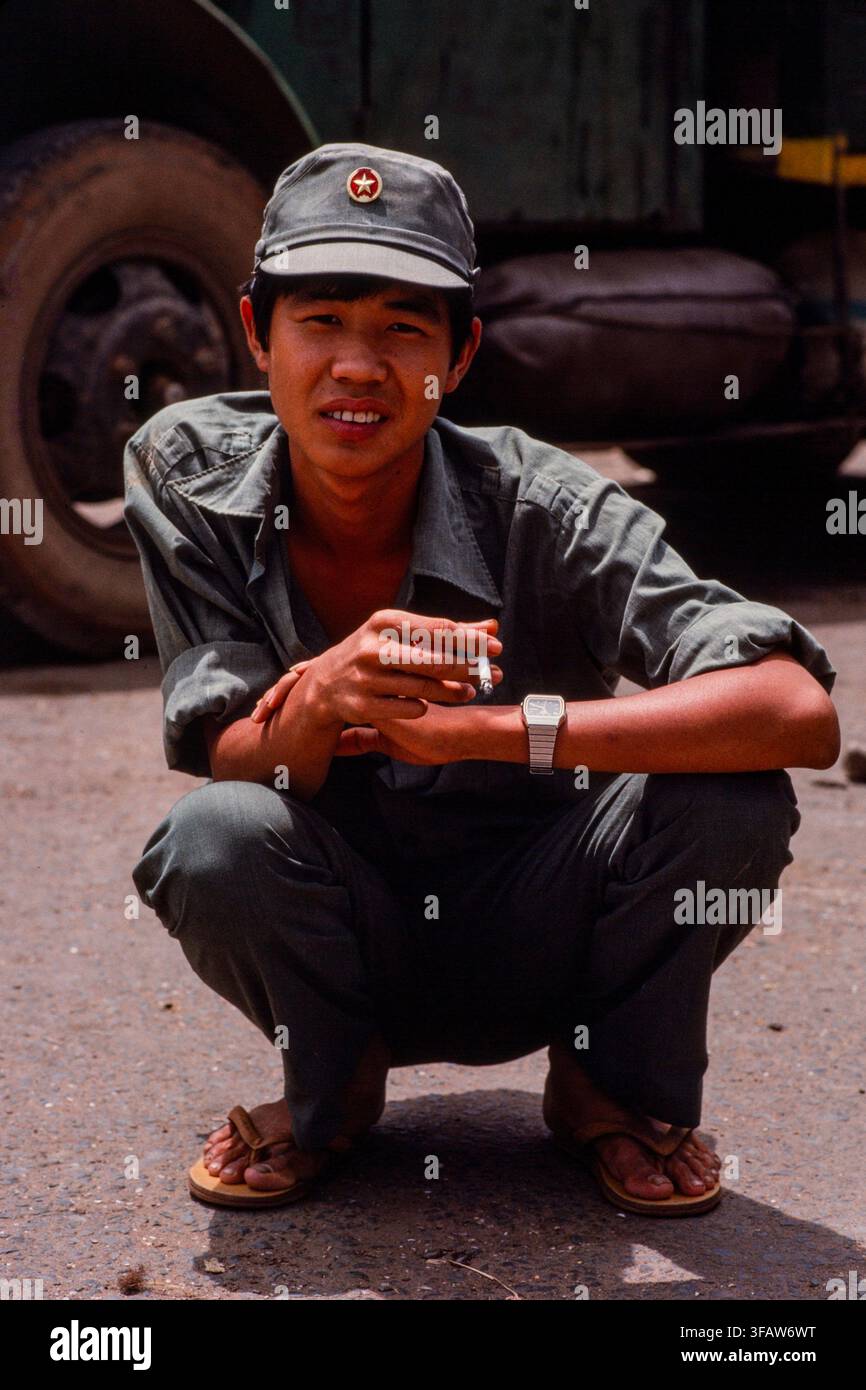 Un soldat hors service profitant d'une cigarette, Phnom Penh, 1987 Banque D'Images