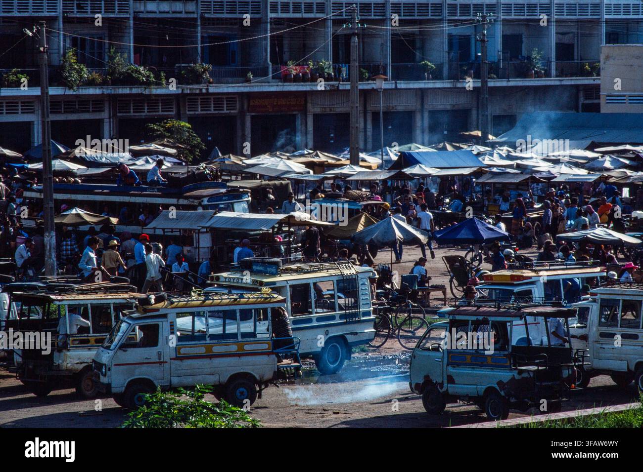 Cambodge, août 88 : circulation et taxis dans la zone du marché, Phnom Penh. Banque D'Images