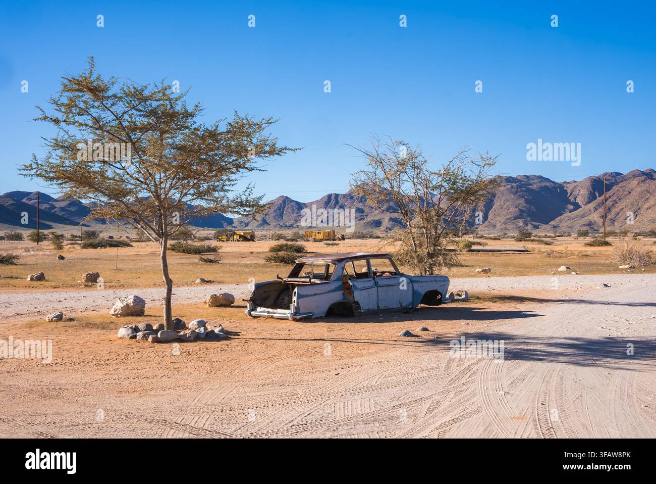 Voiture vintage abandonnée dans la colonie désertique de Solitaire en Namibie Banque D'Images