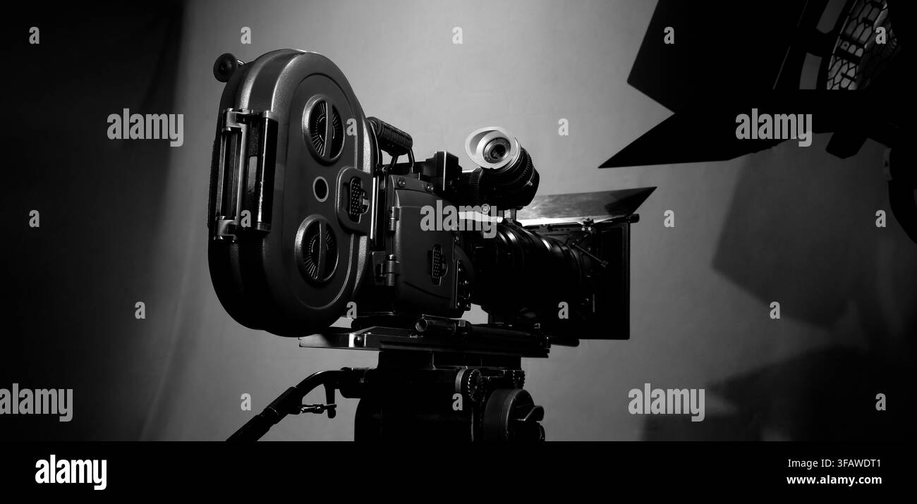 Derrière les coulisses. BTS du tournage d'une publicité télévisée ou d'une production vidéo, où l'équipe de caméras professionnelles installe un écran vert pour la technique du cléage chromatique Banque D'Images