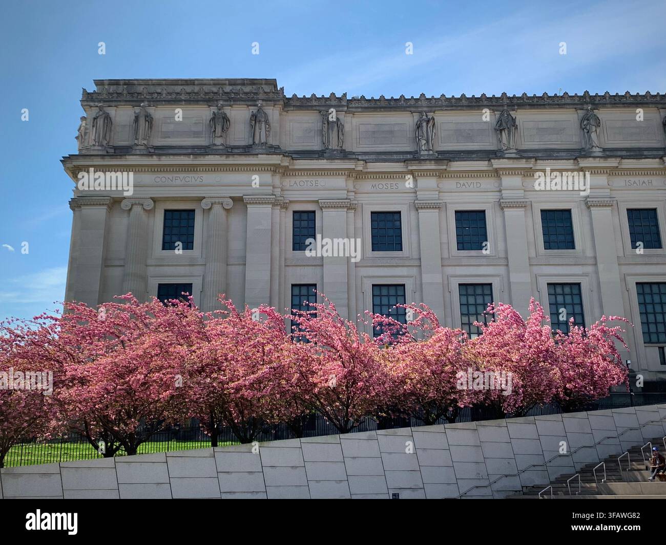 Brooklyn, New York, États-Unis - 27 avril 2019 : Fleurs de cerisier devant le Brooklyn Museum Banque D'Images