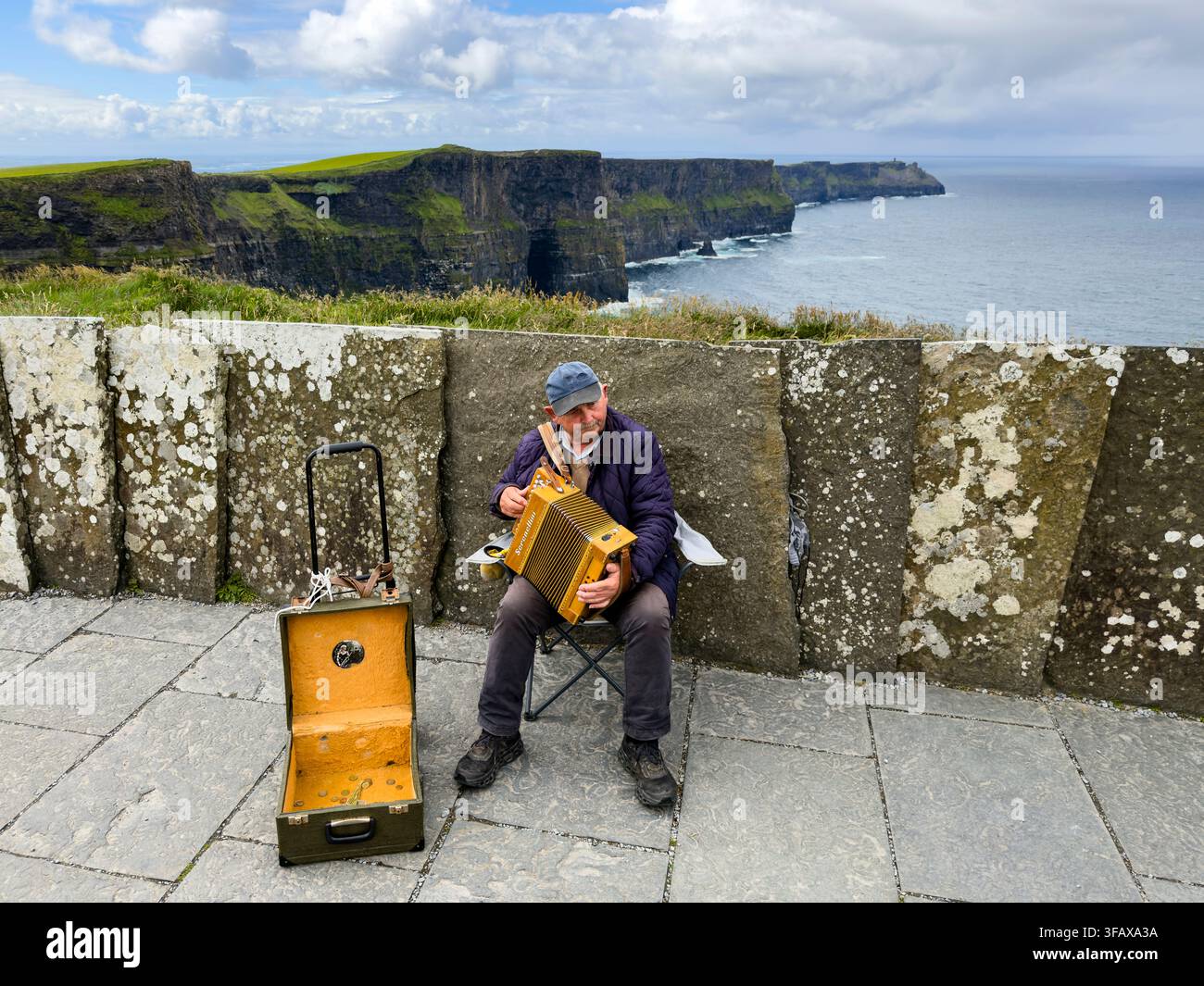 Artiste de rue jouant de l'accordéon aux falaises de Moher, comté de Clare, Irlande Banque D'Images