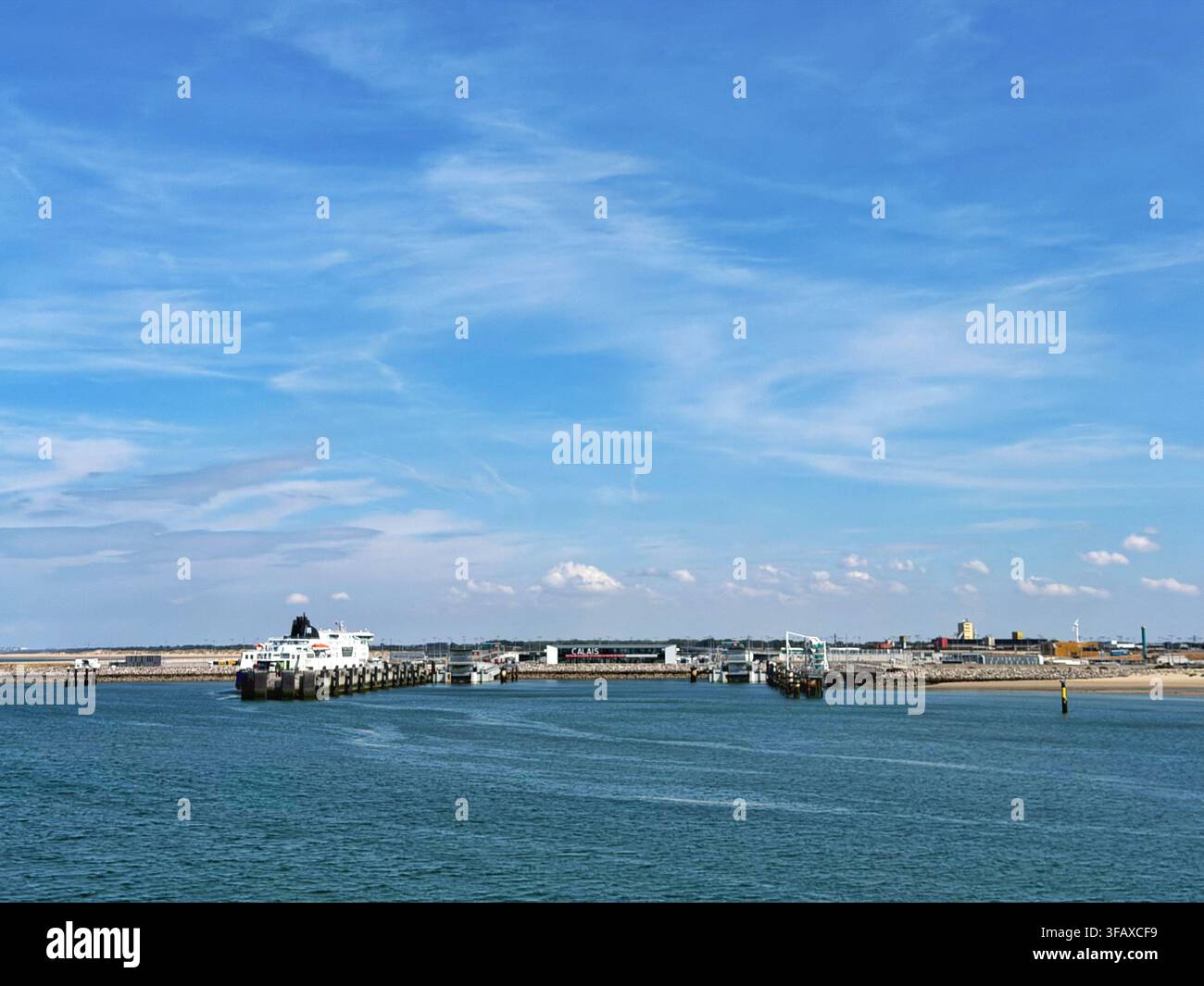 Approche du port de Calais par ferry depuis Douvres, 2026. Banque D'Images