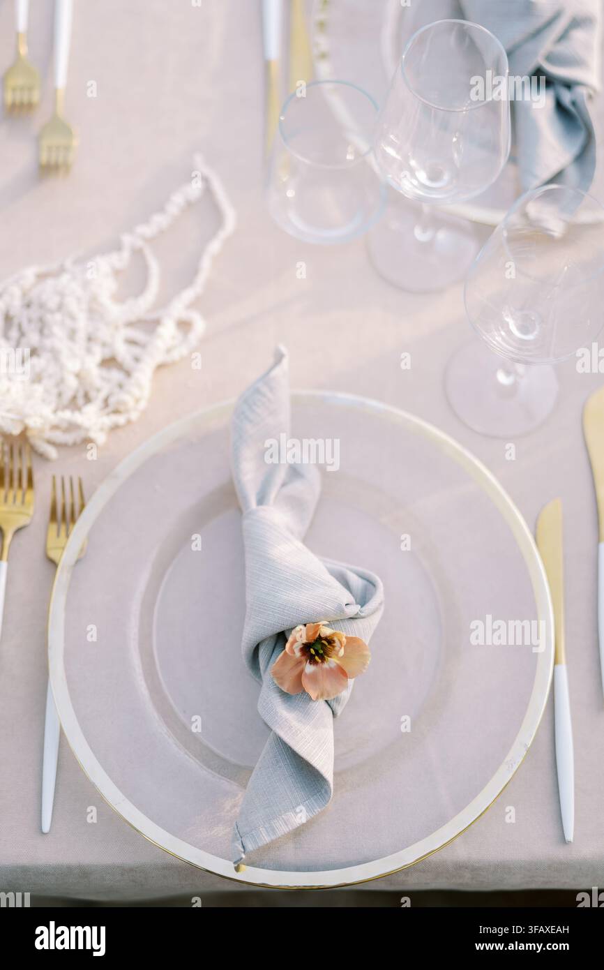 Élégante mise de table de mariage avec serviette pastel et fleur Banque D'Images