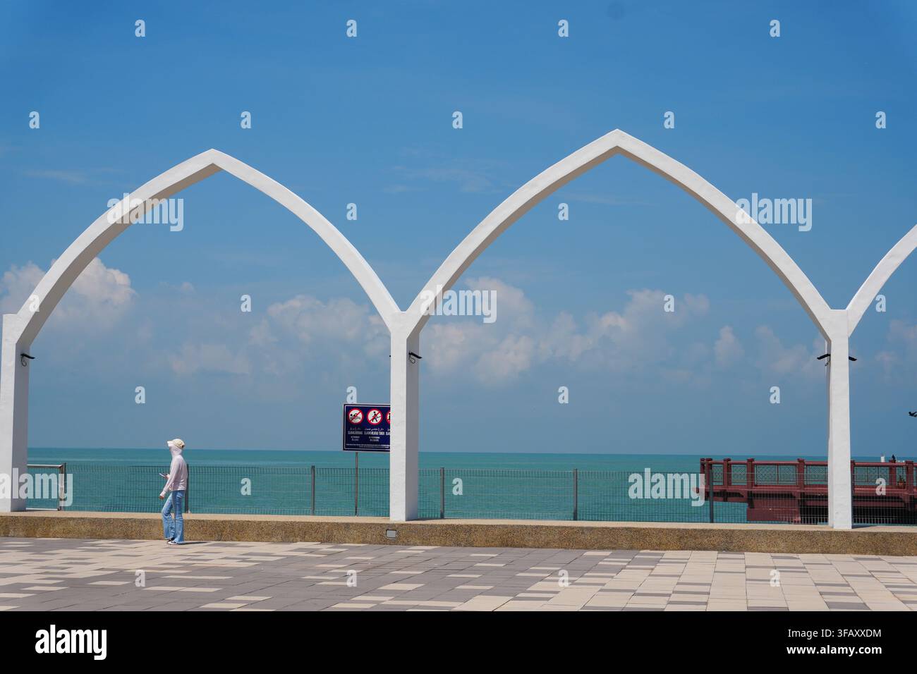 Grandes arches doubles islamiques blanches, fond maritime, touriste à Melaka Banque D'Images