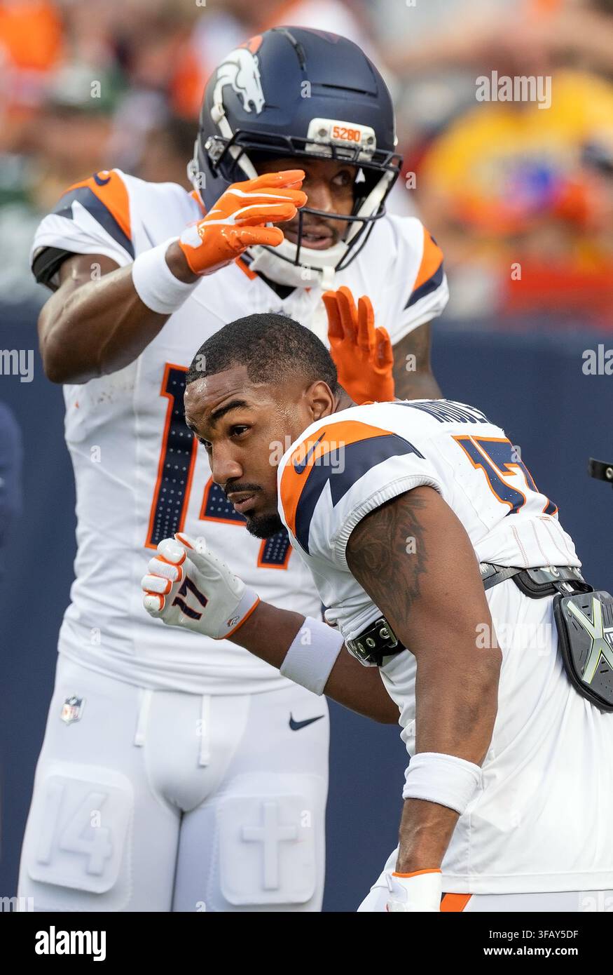 Denver, Colorado, USA. 21 août 2026. Broncos WR COURTLAND SUTTON, en haut, essaie de protéger son coéquipier WR JAYLEN WADDLE, EN BAS d’un ballon envoyé dans leur direction pendant les échauffements à l’Empower Field at Mile High vendredi soir. Les Packers battent les Broncos en pré-saison 33-13. Crédit image : Hector Acevedo/ZUMA Press Wire) (Crédit image : © Hector Acevedo/ZUMA Press Wire) USAGE ÉDITORIAL UNIQUEMENT ! Pas pour un USAGE COMMERCIAL ! Banque D'Images