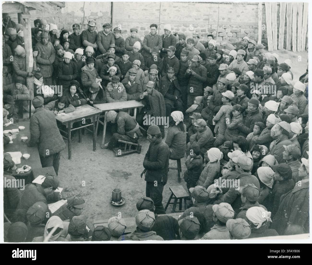 Chine, République populaire, Communisme, village, audience judiciaire, résidents locaux, révolution culturelle, groupe de personnes assises et debout rapprochées Banque D'Images