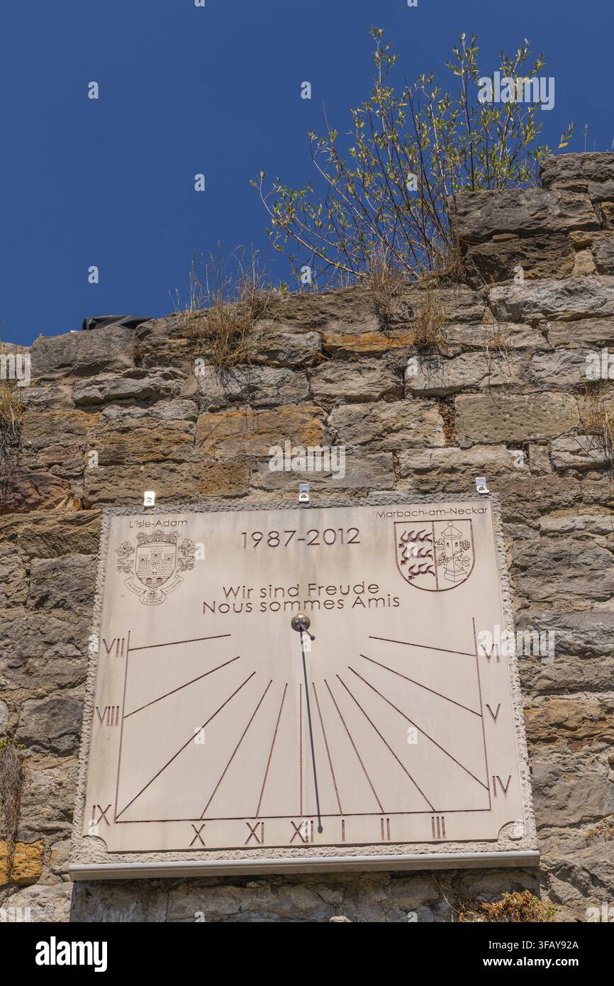Cadran solaire à la porte du cimetière, mur d'enceinte autour de la vieille ville historique de la ville de Schiller de Marbach am Neckar, cadeau de la ville française de L'isl-Adam f Banque D'Images