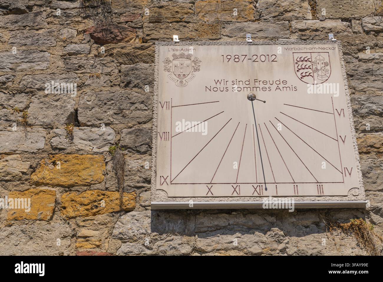 Cadran solaire à la porte du cimetière, mur d'enceinte autour de la vieille ville historique de la ville de Schiller de Marbach am Neckar, cadeau de la ville française de L'isl-Adam f Banque D'Images
