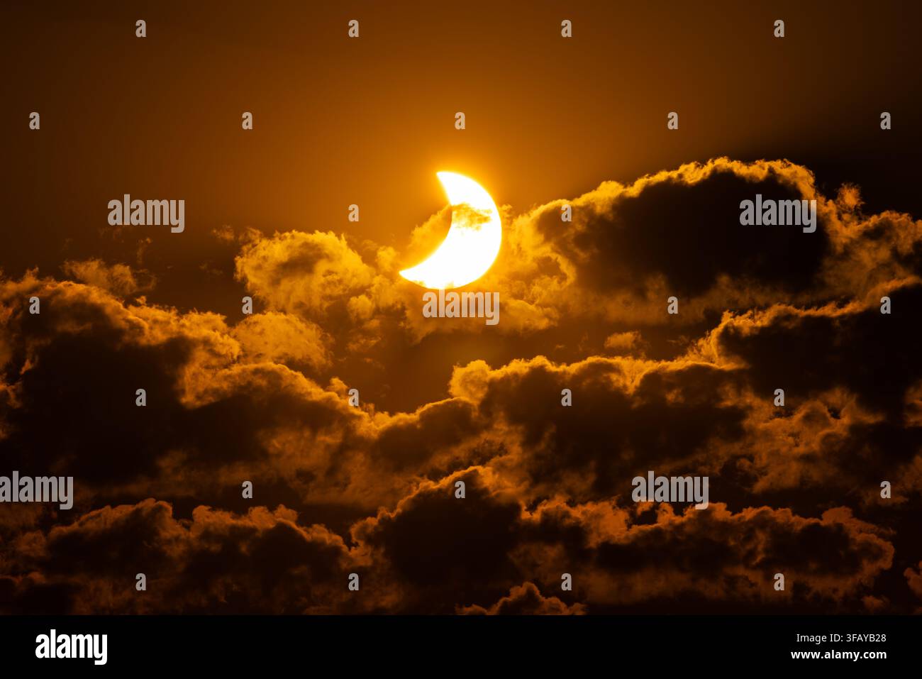 Différentes phases de l'éclipse solaire totale observée en août 2026 en Asturie, une province d'Espagne Banque D'Images