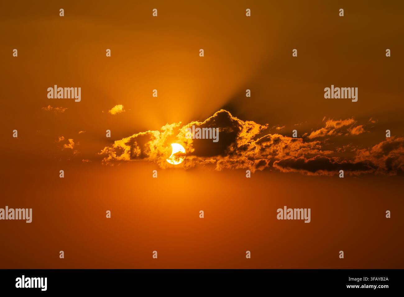 Différentes phases de l'éclipse solaire totale observée en août 2026 en Asturie, une province d'Espagne Banque D'Images