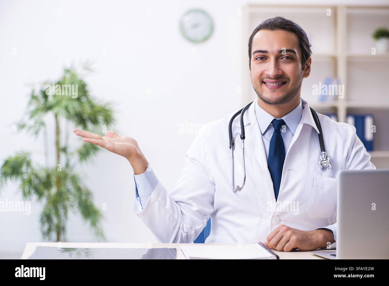 Beau jeune médecin travaillant en clinique Banque D'Images