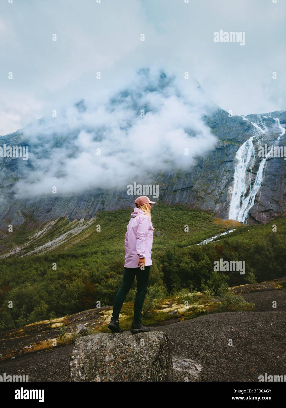 Hiker femme voyage seule en Norvège, randonnée touristique dans des montagnes brumeuses, profitant d’une cascade et d’une vue sur la forêt, vacances d’été actives, tour de style de vie sain Banque D'Images