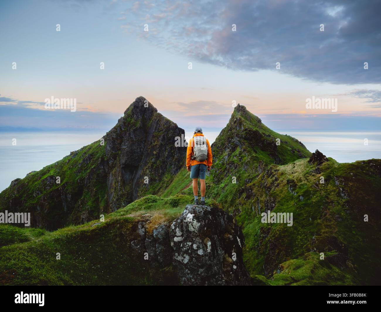 Homme voyageur explore la Norvège en randonnée en montagne, voyage solo dans les îles Lofoten, mode de vie sain, aventure active, vacances d'été, excursion, randonneur en plein air à Banque D'Images