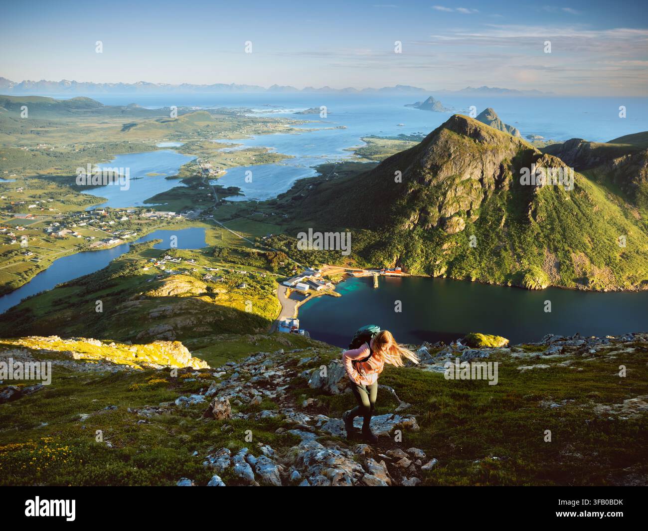 Femme voyageuse randonnant dans le nord de la Norvège, voyage solo, vacances d'été actives, jeune touriste escaladant une montagne, mode de vie sain, tournée, explorer des lieux insolites Banque D'Images