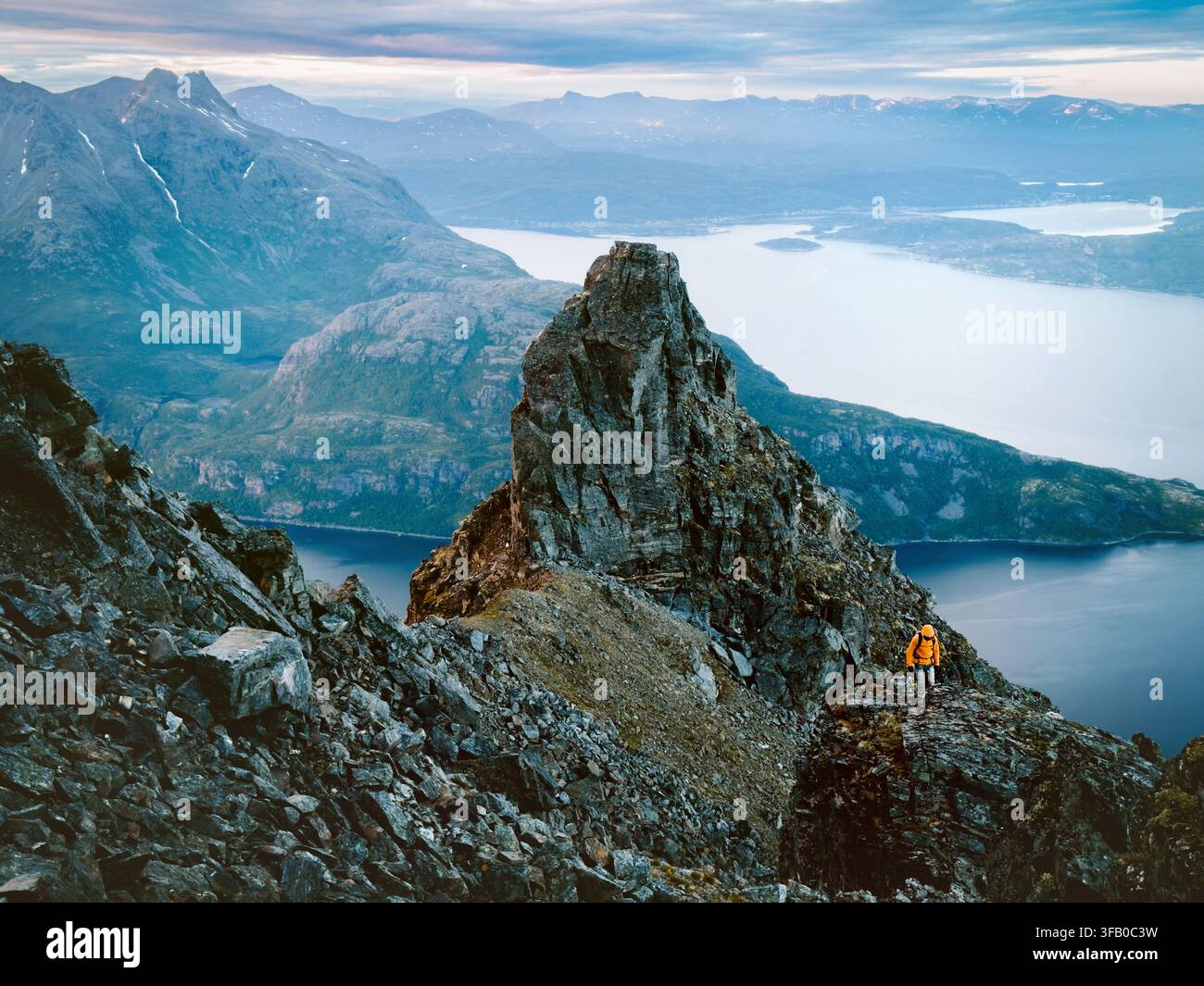 Homme grimpeur alpinisme dans les montagnes rocheuses voyage dans le nord de la Norvège escalade solo, aventure extrême vacances d'été tour dans les grands espaces f Banque D'Images