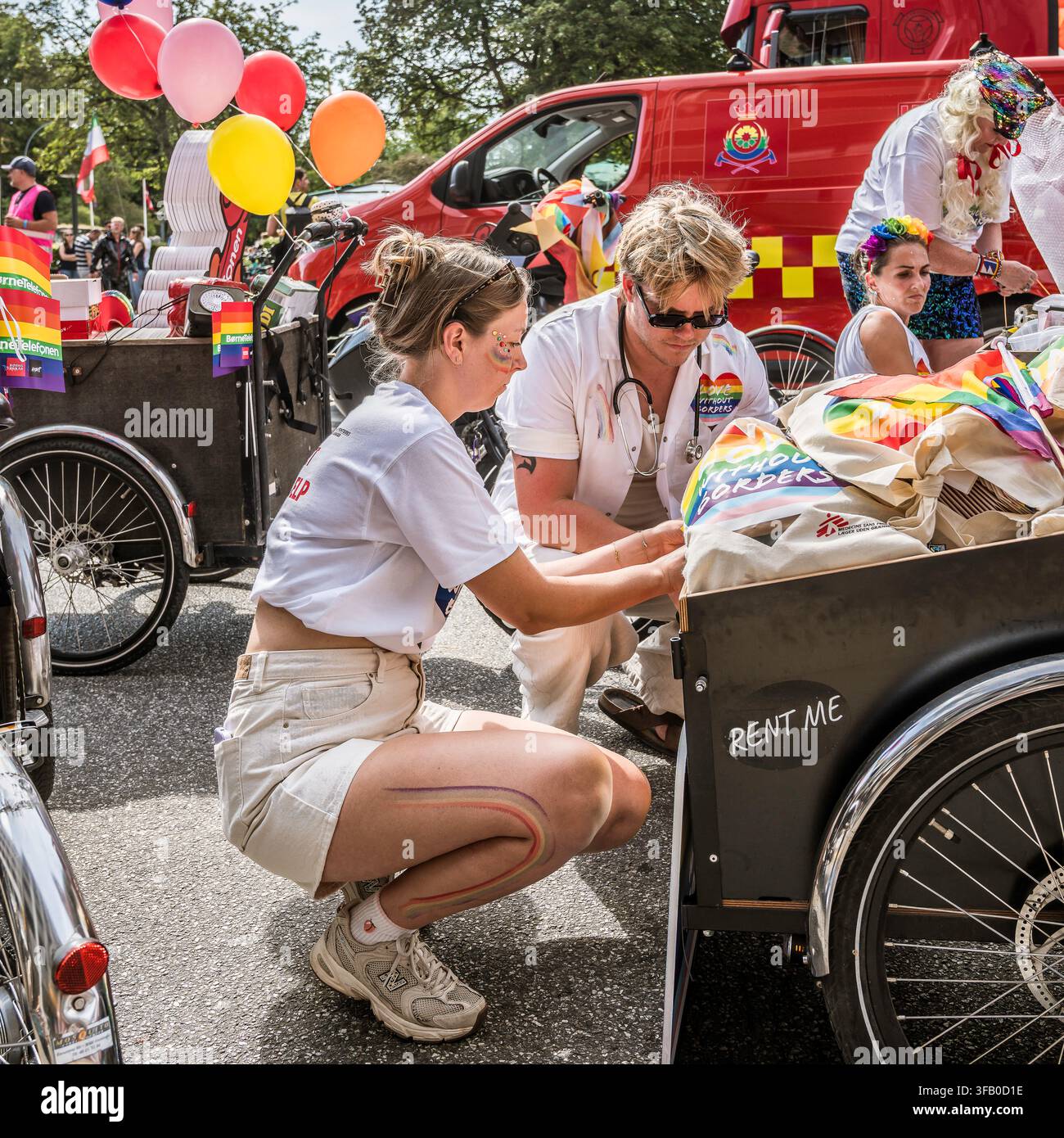Copenhague, Danemark, 15 août 2026 : des participants préparent des vélos de charge pour la parade Copenhagen Pride. Banque D'Images