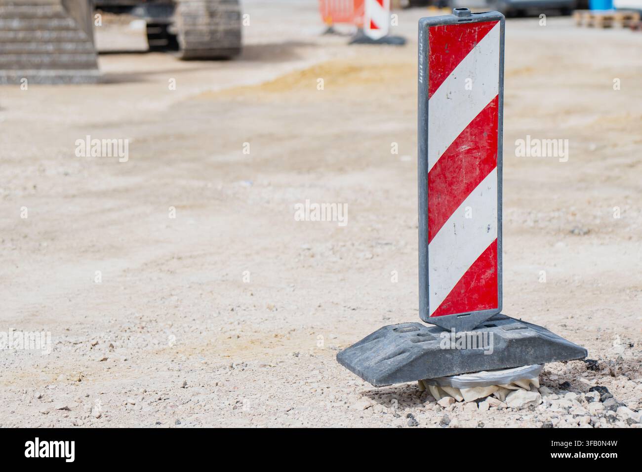 Panneau de délimitation temporaire du trafic du chantier de construction et marqueur d'avertissement de danger fixé sur une base en caoutchouc lourde pour la restriction des dangers Banque D'Images