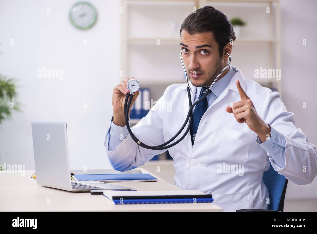 Beau jeune médecin travaillant en clinique Banque D'Images