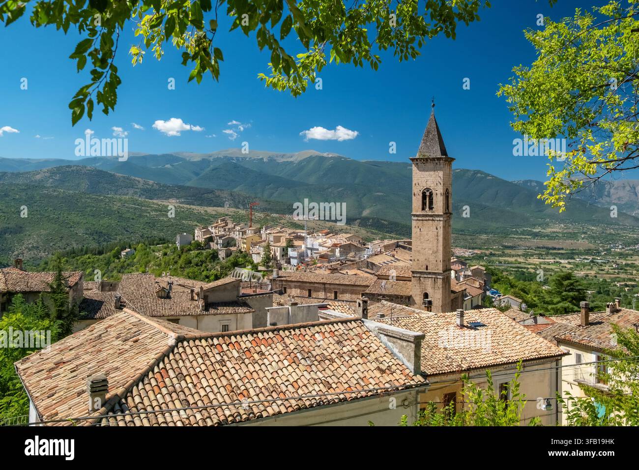 Vue panoramique du village de Pacentro avec le clocher de l'église, Pacentro, Italie Banque D'Images