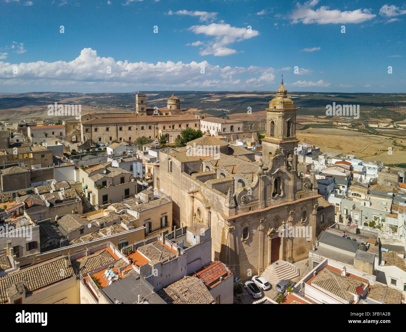 Abbaye de Montescaglioso et vue sur la ville perchée, Basilicate, Italie Banque D'Images