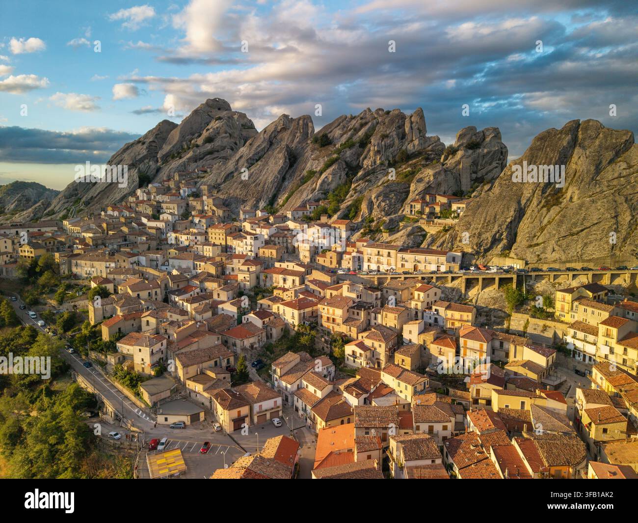 Vue aérienne du village de Castelmezzano au coucher du soleil en Basilicate Italie Banque D'Images