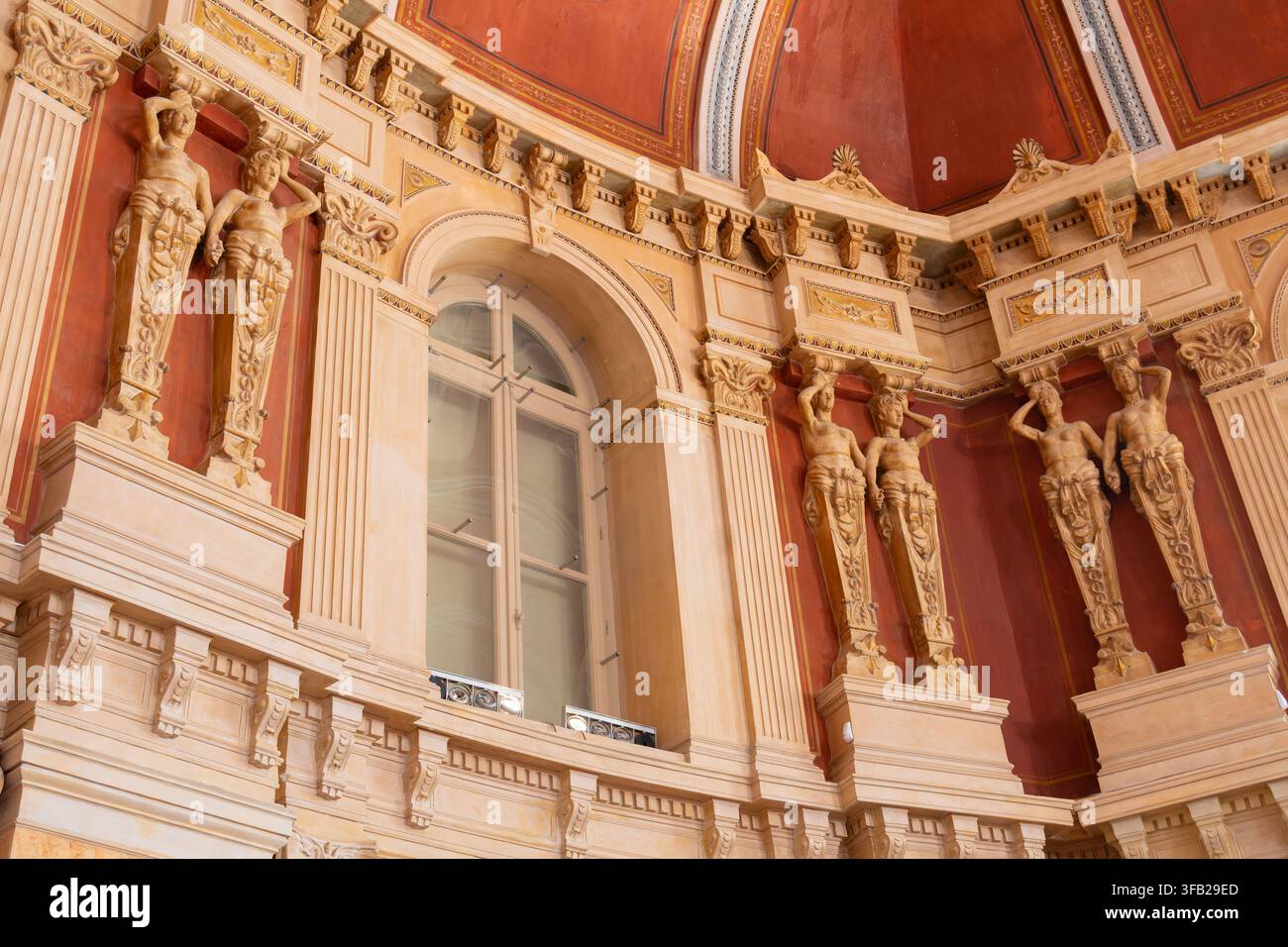 Athènes, Grèce - 4 avril 2026 : L'intérieur de l'ancien bâtiment de la bourse d'Athènes dans la rue Pesmazoglou Banque D'Images