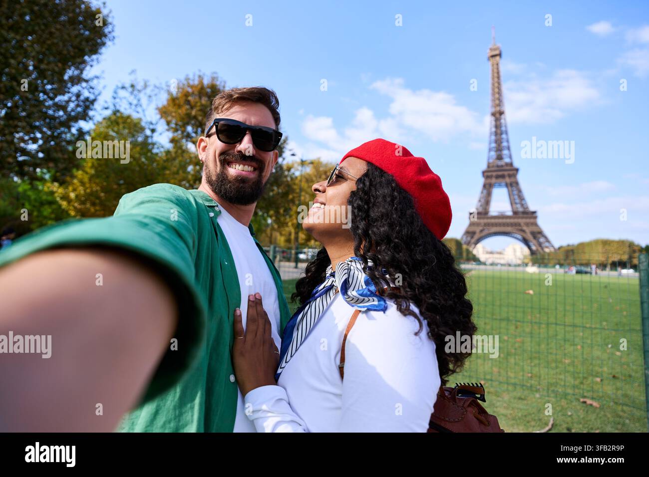 Couple heureux prenant un selfie avec la tour Eiffel à Paris Banque D'Images