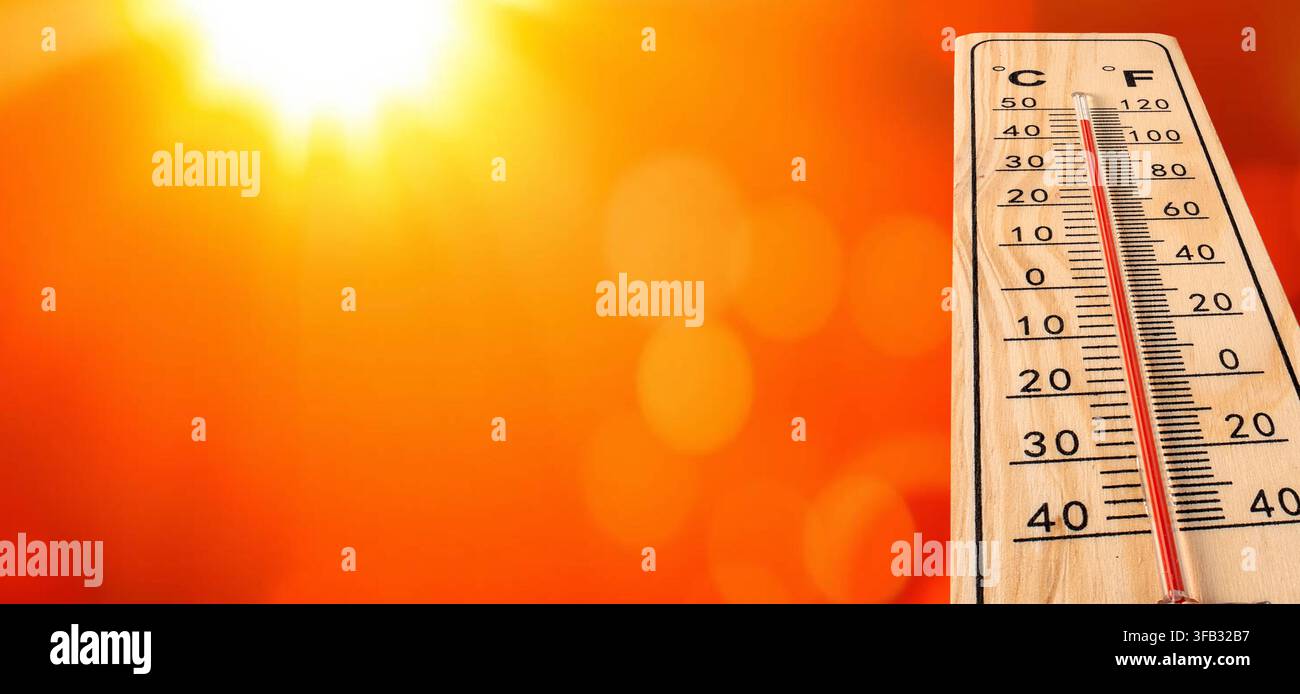 Thermomètre indiquant des températures élevées sur un fond orange vif et chaud avec le soleil Banque D'Images