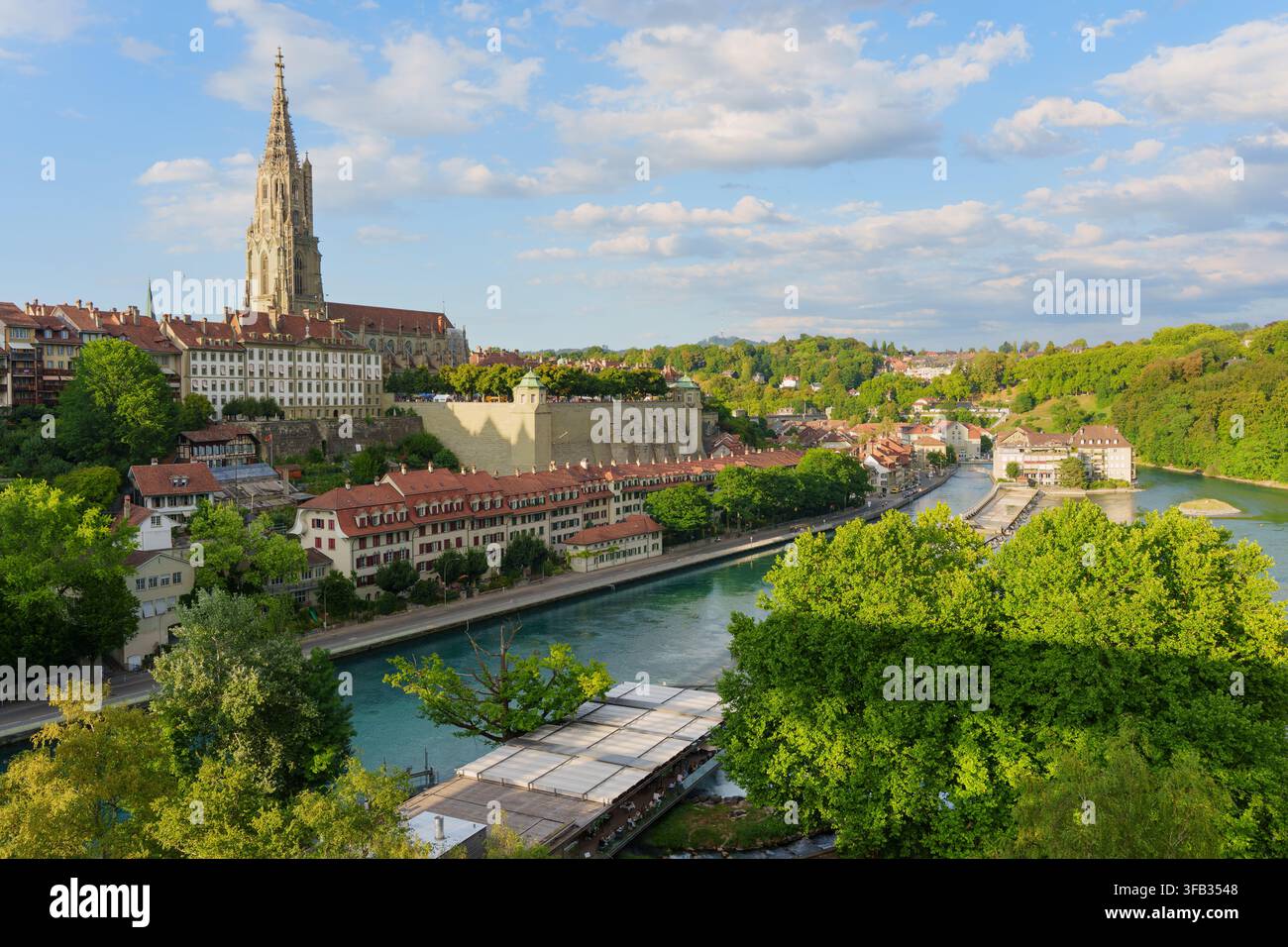 La vieille ville historique de Berne met en valeur la tour proéminente du Münster de Berne s'élevant au-dessus des bâtiments traditionnels le long de la rivière Aare turquoise qui coule Banque D'Images