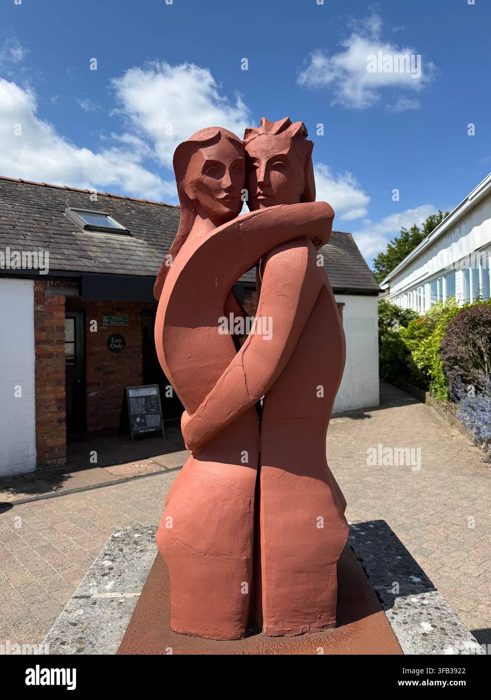 Gretna Green, Écosse, Royaume-Uni - 19 juillet 2026 : Sculpture représentant un couple enlacé à Gretna Green, le village historique écossais Banque D'Images