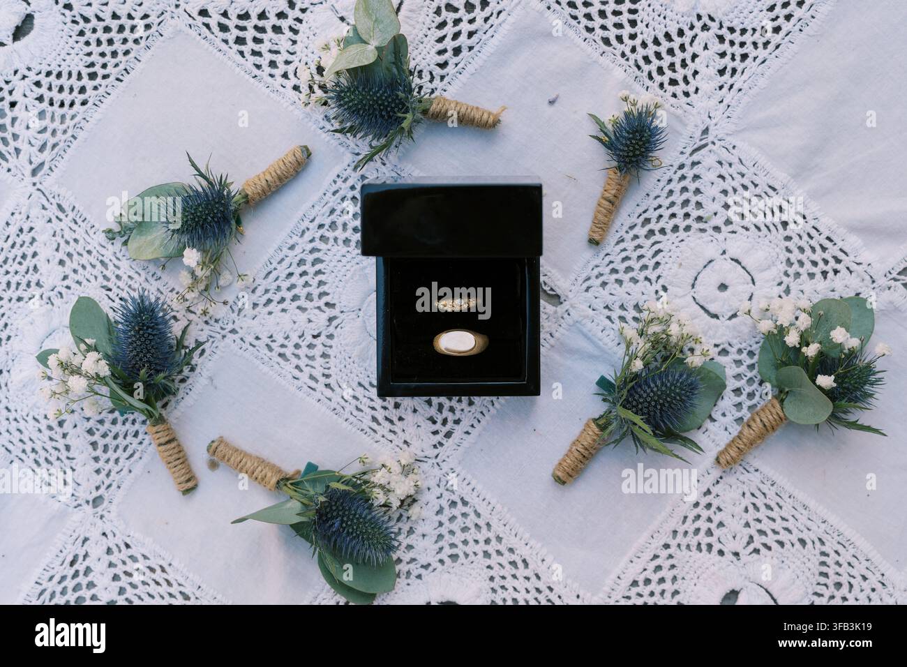 Bouquets de mariage et alliances sur une nappe en dentelle Banque D'Images