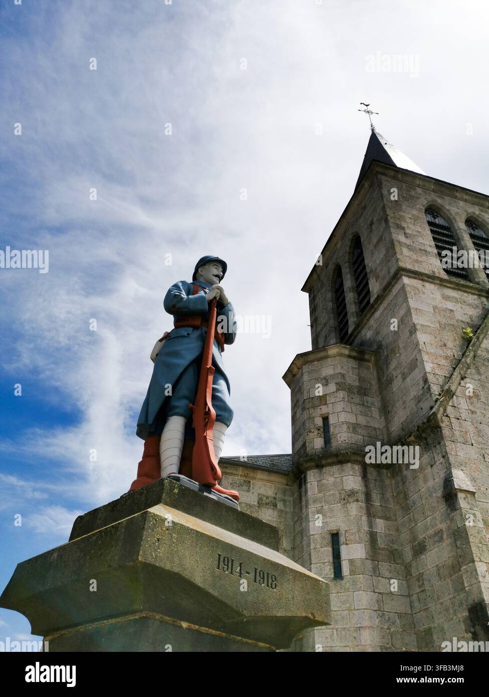 Aix la Fayette. Le mémorial de guerre de la Première Guerre mondiale, Puy de Dôme. Auvergne-Rhône-Alpes. France - Image de stock capturée avec un smartphone