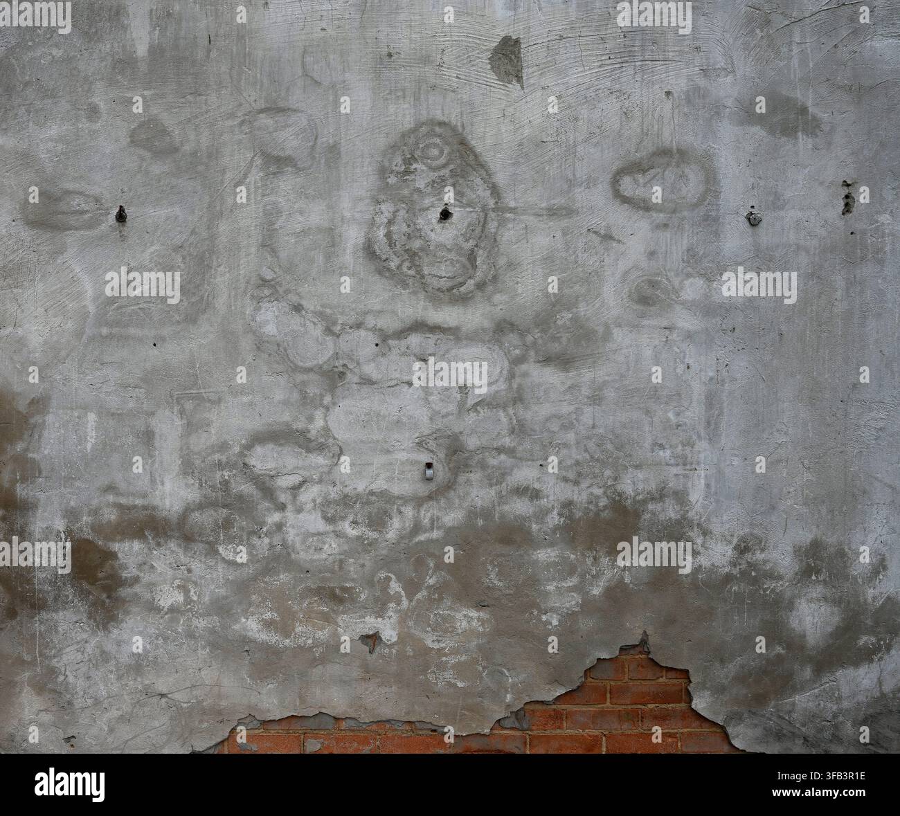 Surface de mur en béton délabré et brique rouge avec du ciment poreux, rugueux et vieilli révélant la brique et le mortier en dessous Banque D'Images
