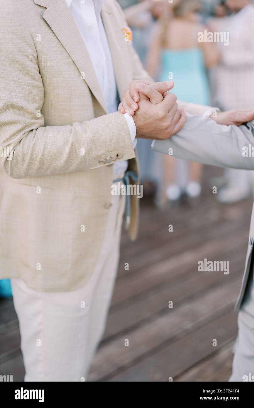 Close-up d'une poignée de main entre deux hommes en costume Banque D'Images