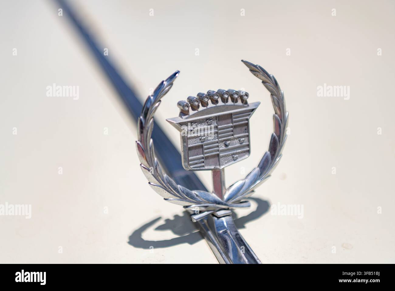 Miami, Floride, États-Unis - 29 août 2025 : Voiture décapotable Cadillac Eldorado. Cadillac Eldorado blanc garé à l'extérieur. Cadillac Eldorado, vue du logo Banque D'Images