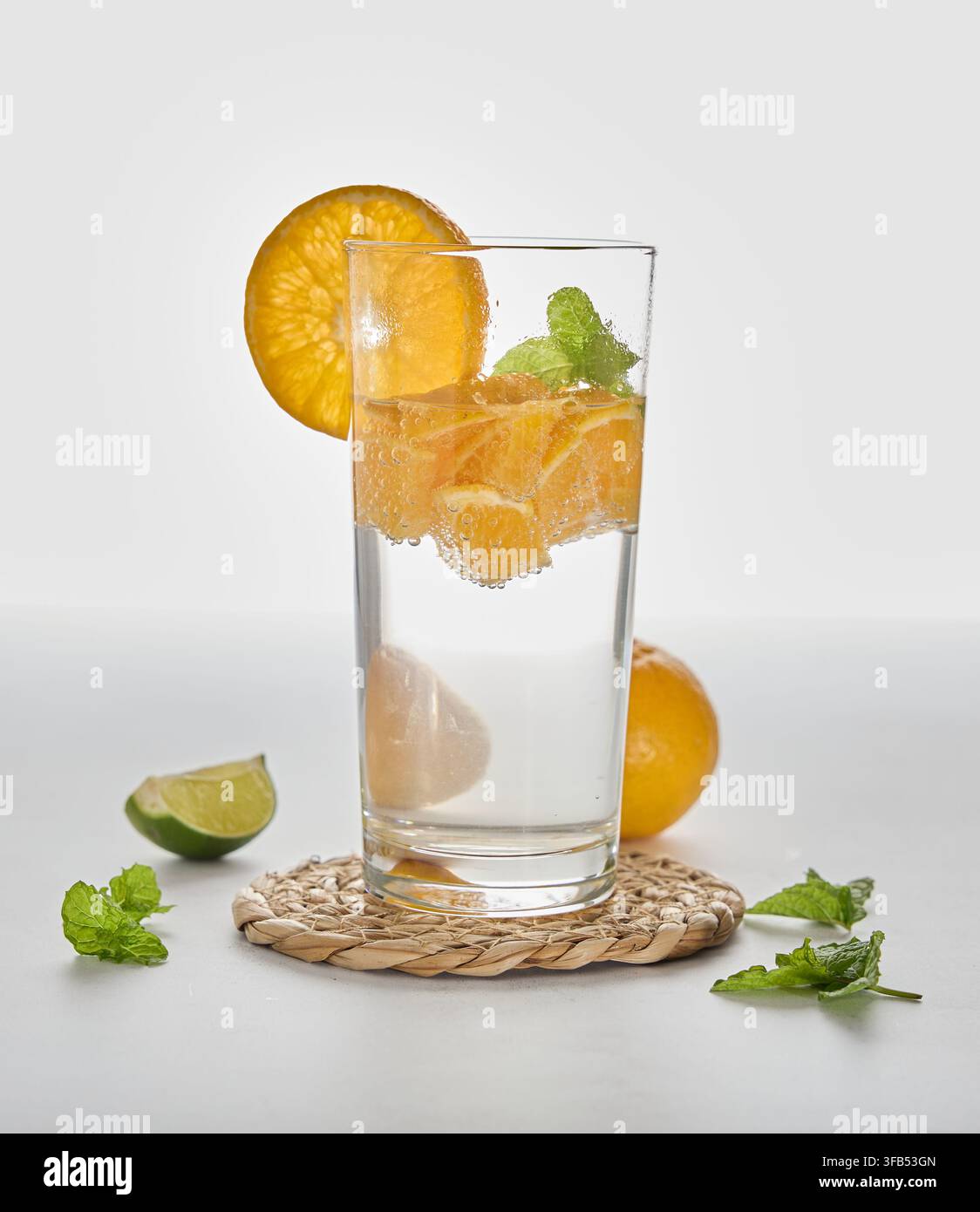 Eau pétillante rafraîchissante infusée aux agrumes avec orange et menthe Banque D'Images