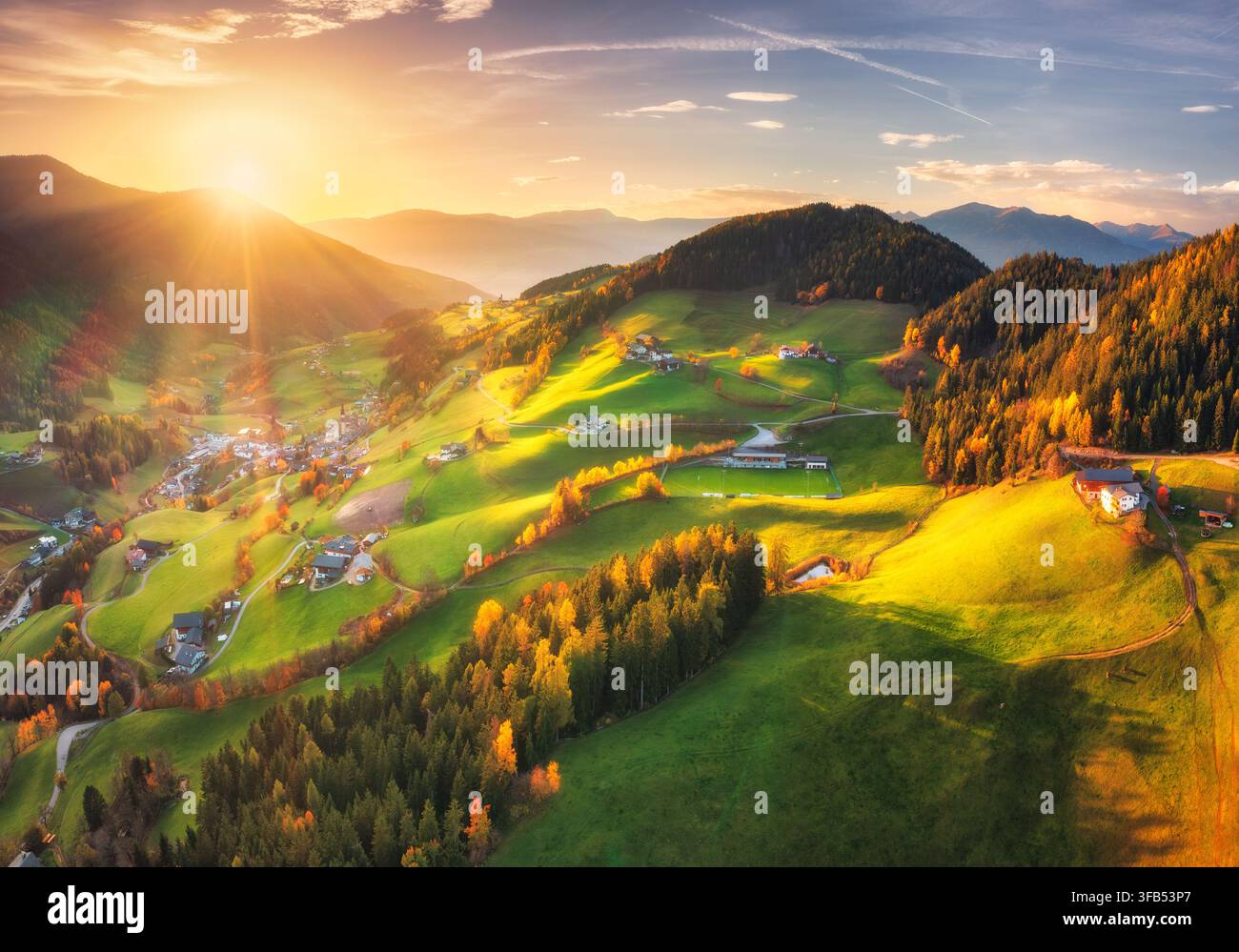 La vallée du village de Santa Magdalena avec des champs verts dans les Dolomites Banque D'Images