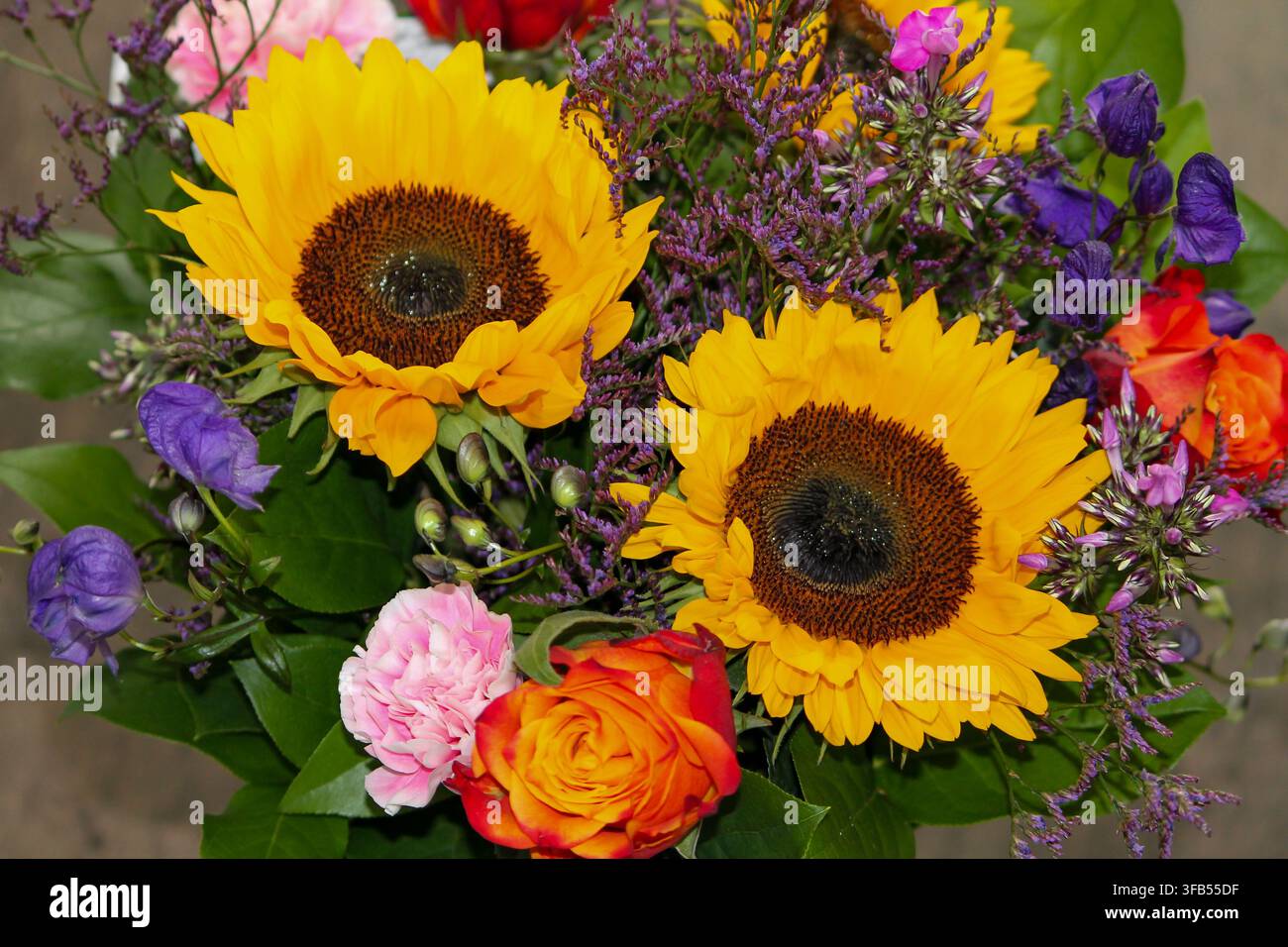 Bouquet mixte coloré avec tournesols et roses Banque D'Images