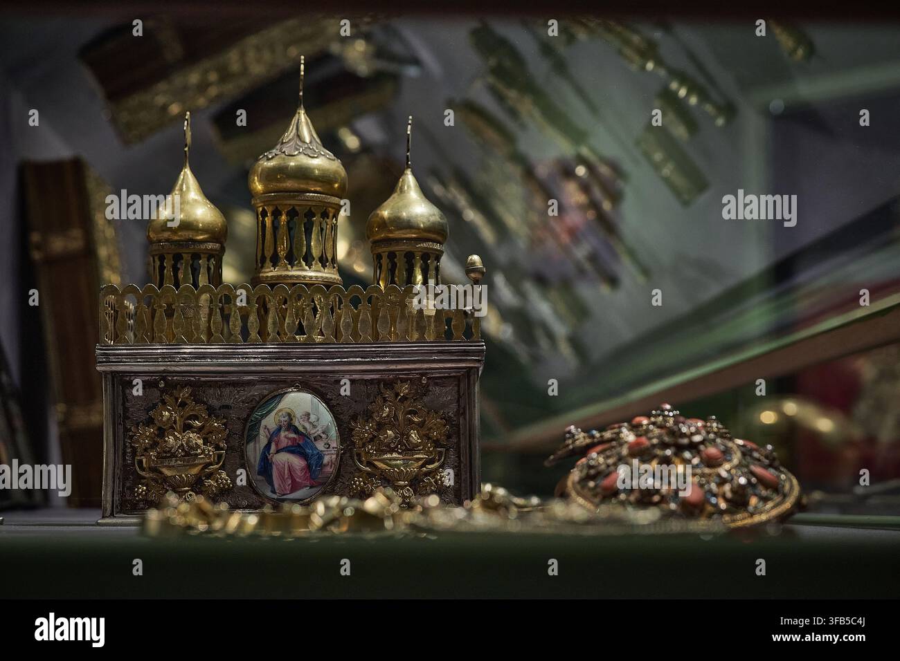 Calice d'église orthodoxe orné avec une icône de Jésus-Christ, objet liturgique religieux en gros plan Banque D'Images