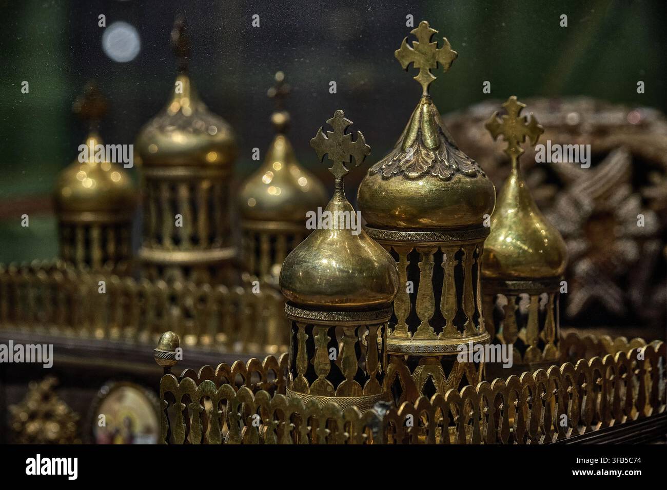 Calice d'église orthodoxe orné avec une icône de Jésus-Christ, objet liturgique religieux en gros plan Banque D'Images