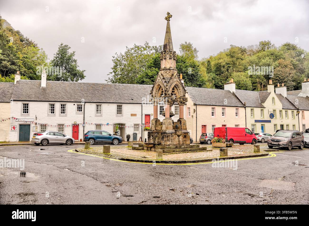 La fontaine commémorative d'Atholl se dresse à The Cross, entourée de bâtiments historiques dans le centre de Dunkeld, Perthshire. Banque D'Images