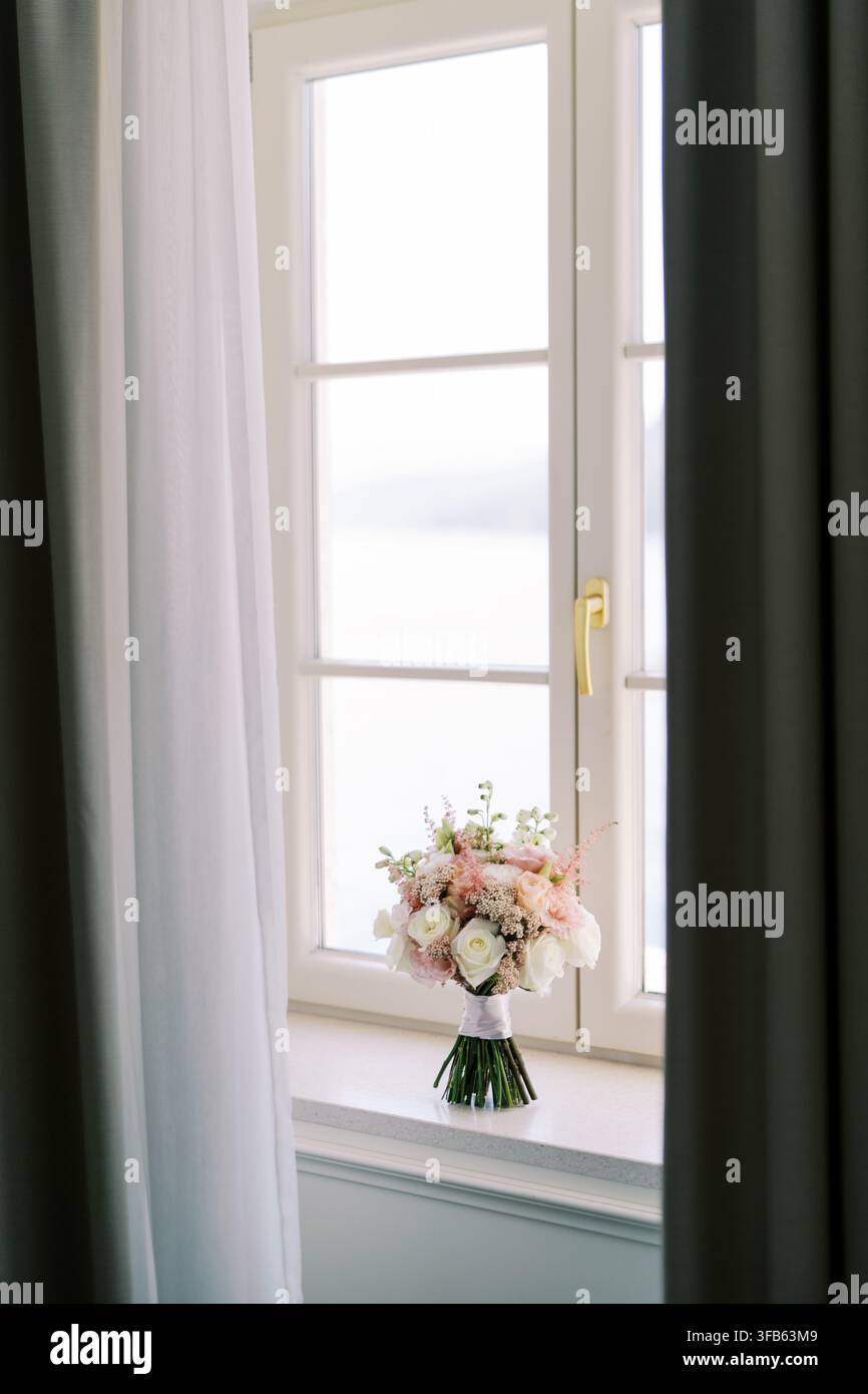 Bouquet de mariée sur une fenêtre lumineuse Banque D'Images