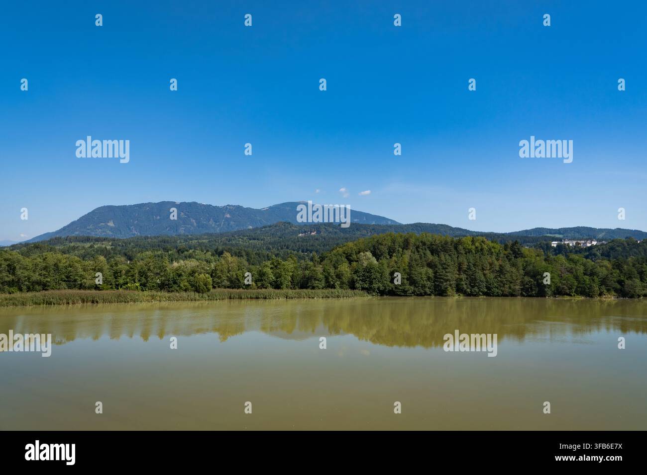 Mont Gerlitzen et Drau près de Wernberg en Carinthie, Autriche Banque D'Images