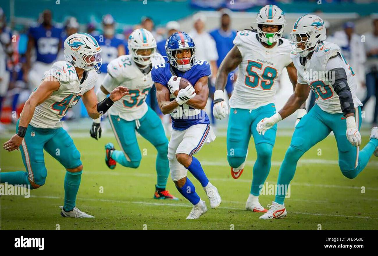 Miami Gardens, États-Unis. 22 août 2026. Le linebacker des Miami Dolphins Jackson Woodard (42), le defensive back Lonnie Johnson (32), les defensive linemen Rodney McGraw (59) et Seth Coleman-Lyles (90) poursuivent le wide receiver des New York Giants Calvin Austin III (82) pendant la première mi-temps d’un match de pré-saison de la National Football League (NFL) au Hard Rock Stadium à Miami Gardens, Fla., le 22 août 2026. Les Giants ont affronté les Dolphins lors de leur troisième match de pré-saison avant la saison régulière 2026. (Photo par Al Diaz/Miami Herald/TNS/Sipa USA) Credit: Sipa USA/Alamy Live News Banque D'Images