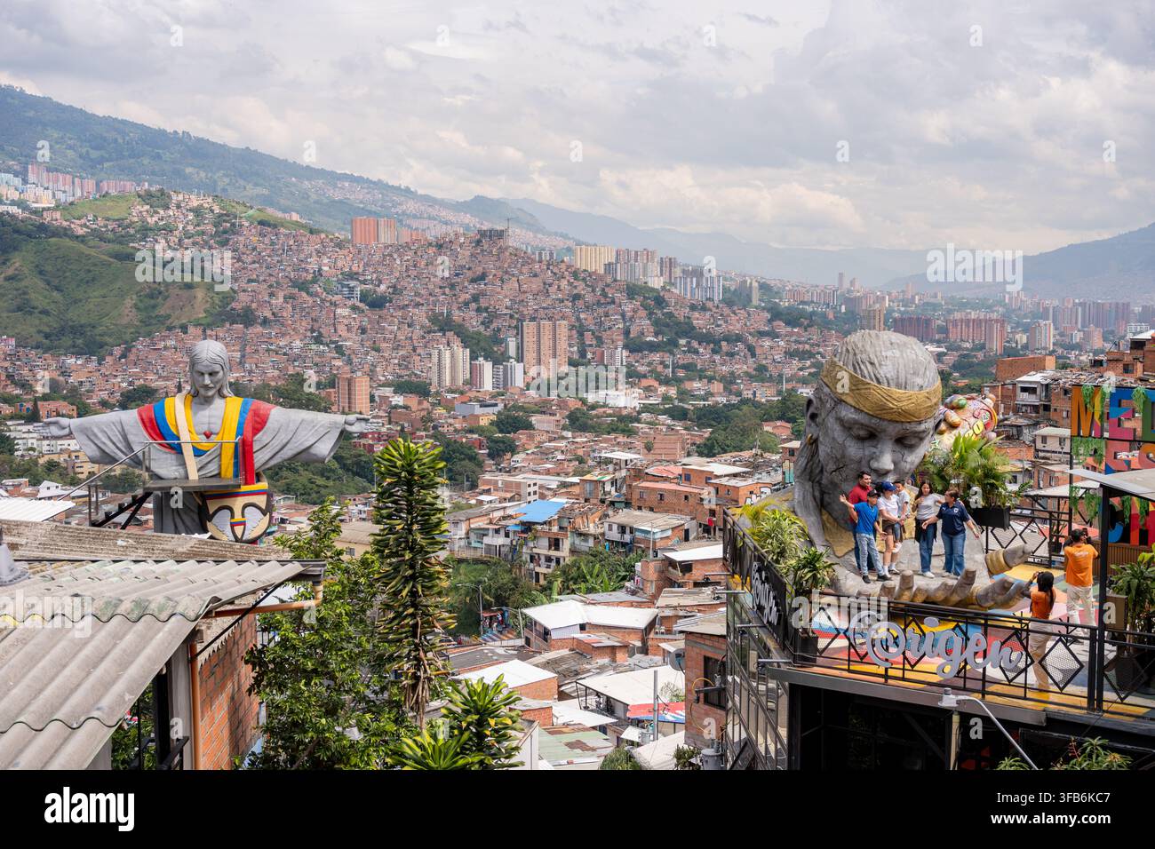 Medellín, Colombie – 15 janvier 2026 : art de rue et statues de la Comuna 13 surplombant le paysage urbain de Medellín et les montagnes environnantes, représentant la communauté Banque D'Images