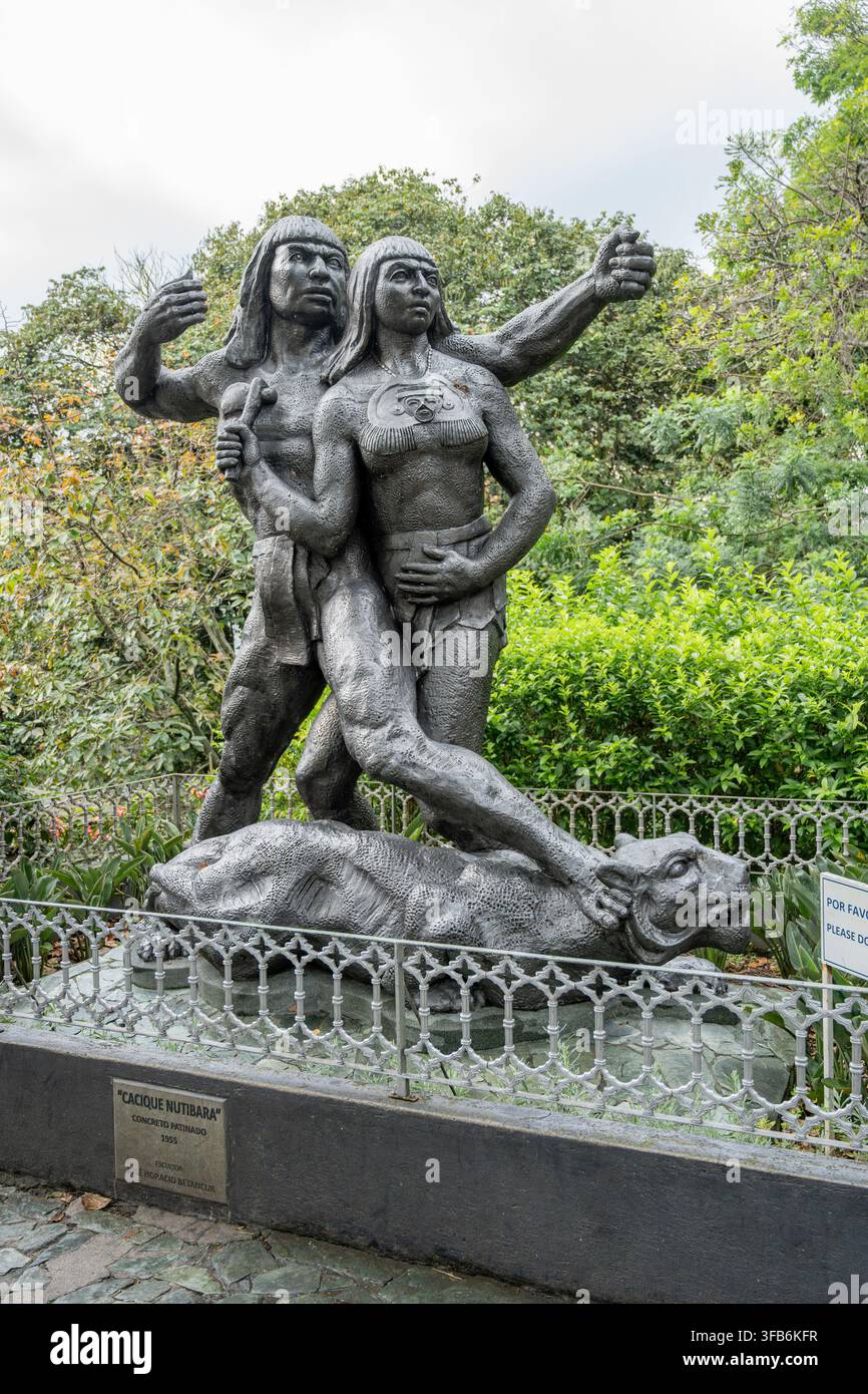 Medellín, Colombie – 15 janvier 2026 : Statue de Cacique Nutibara, un monument culturel sur la colline de Nutibara, rendant hommage au patrimoine indigène et à l’histoire pré-colombienne Banque D'Images