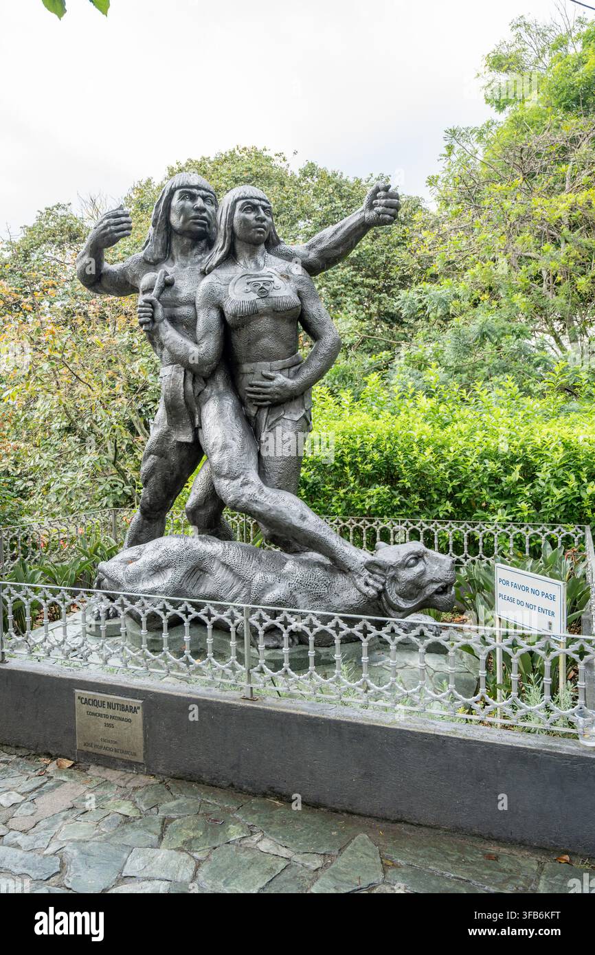 Medellin, Colombie – 15 janvier 2026 : sculpture en bronze du cacique Nutibara et d'une femme indigène debout au-dessus d'un puma, un monument culturel important Banque D'Images