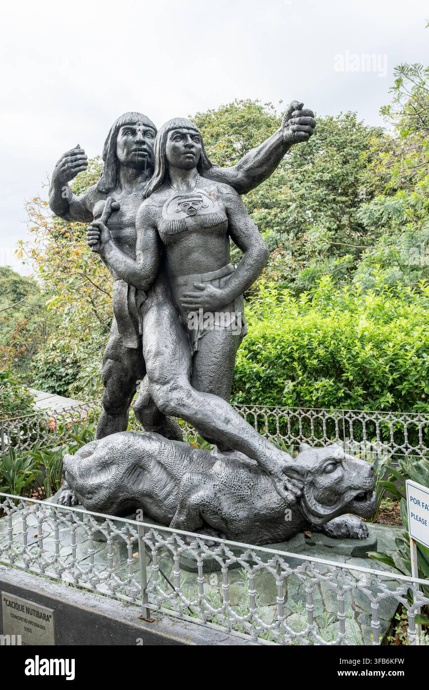 Medellin, Colombie - 15 janvier 2026 : sculpture Cacique Nutibara représentant des figures indigènes et un puma, symbolisant la force et le patrimoine dans un colombien Banque D'Images