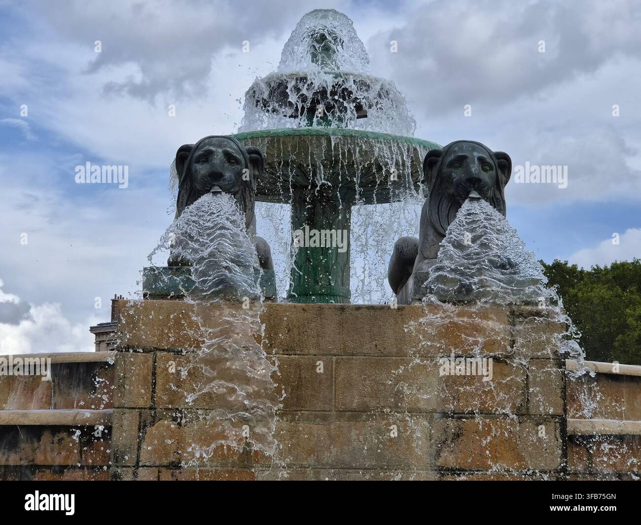 Vue en contre-plongée d'une fontaine aux lions ornée (Fontaine aux Lions) avec un jet d'eau sortant des gueules de lions en bronze sur des niveaux de pierre superposés Banque D'Images